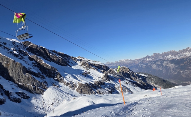 Gleitschirmpilot fliegt am Pizol in Sessellift