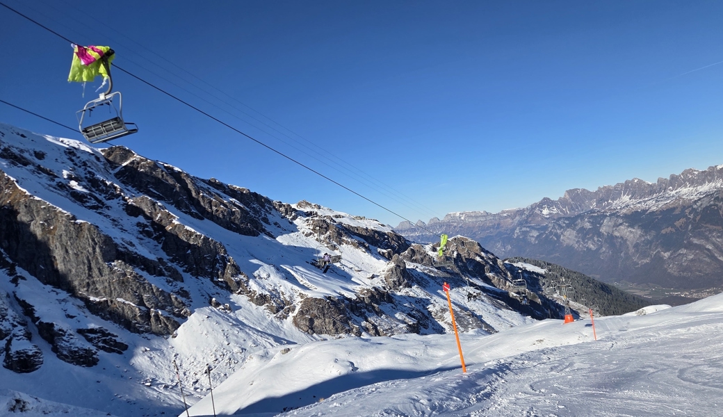 Gleitschirmpilot fliegt am Pizol in Sessellift