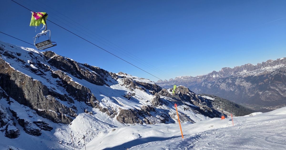 Gleitschirmpilot fliegt am Pizol in Sessellift