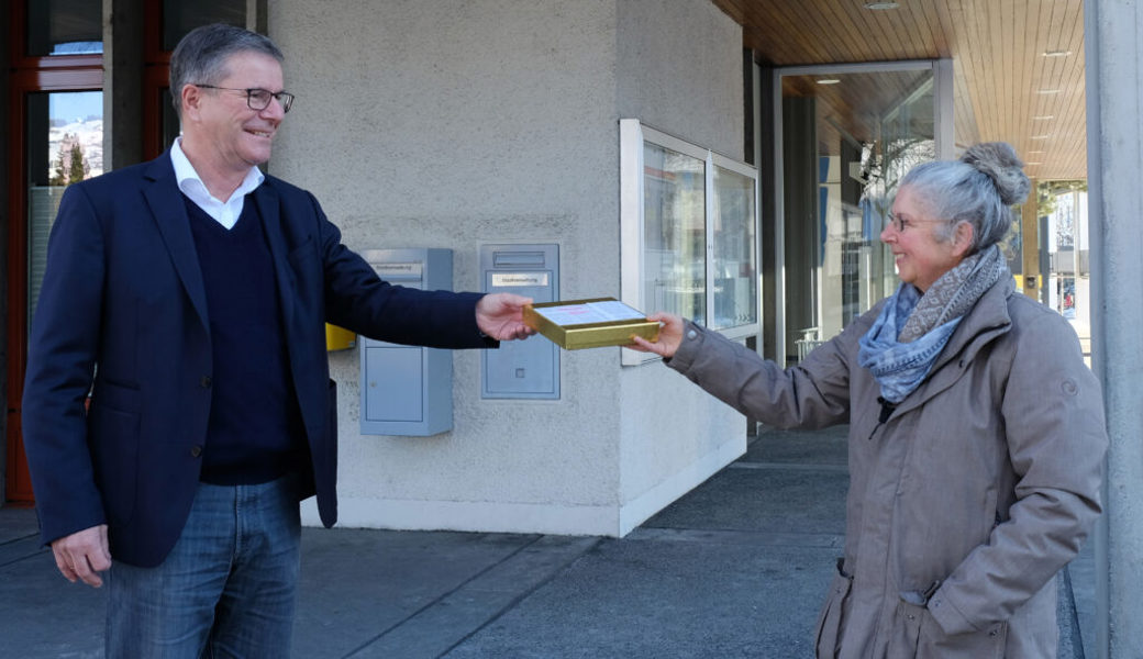  3500 Franken und 5 Rappen überreicht Sonja Lufi dem Buchser Stadtpräsidenten. Mit dieser zweckgebundenen Spende aus einer Sammelaktion soll es auch 2022 an Schulen einen Pausenapfel geben. 