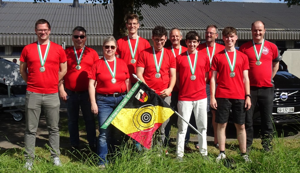 Die erfolgreichen Gamser Schützen an der kantonalen Gruppenmeisterschaft (von links): In der hinteren Reihe die Gruppe A mit Simon Eggenberger, Dominik Gächter, Patrik Lenherr, Peter Lippuner und Roger Lenherr; in der vorderen Reihe die Gruppe E mit Adrian Lenherr, Silvia Lippuner, Simon und Silvan Lenherr, Timon Bartholet.
