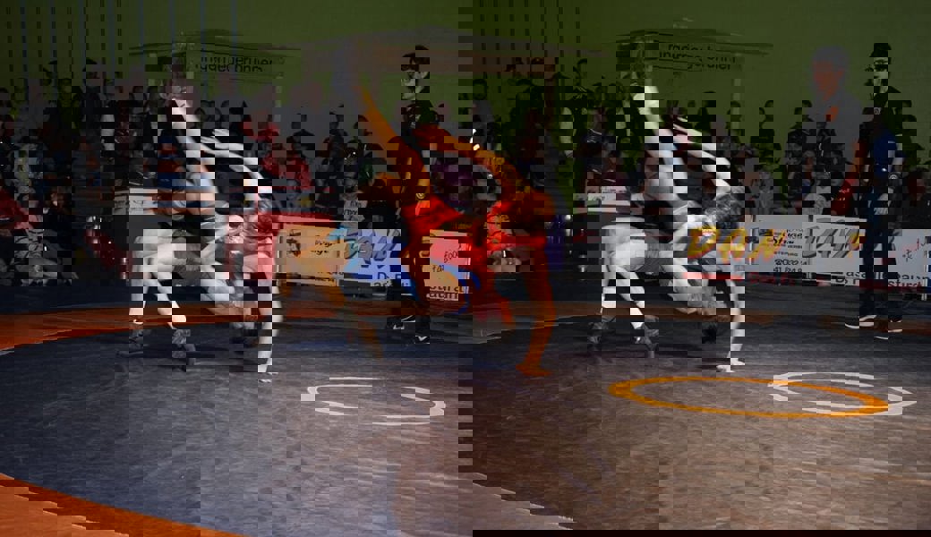  Andreas Vetsch (in blau) punktete für den Ringerclub Oberriet-Grabs mit sehenswerten Aktionen. 