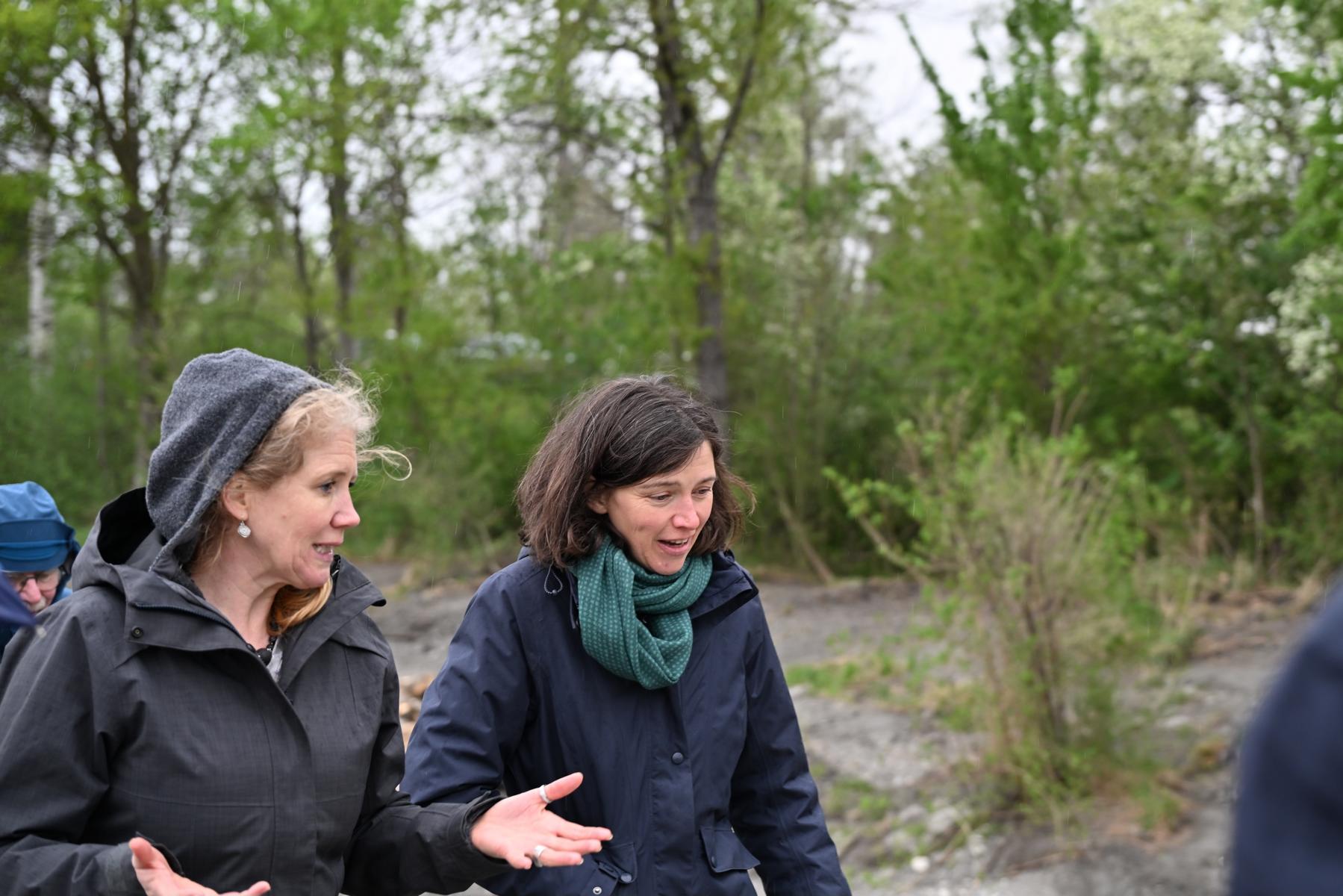 Ursula Wunder Novotny (links) im Gespräch mit Bettina Surber.