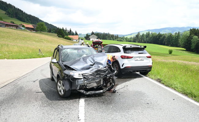13 Personen wurden in einen Autounfall auf der Rickenstrasse verwickelt