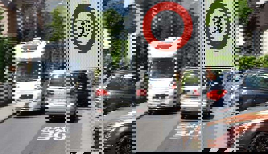 Zonen mit Tempo 30 brauchen Ein- und Ausgangsportale. Unser Bild zeigt ein Beispiel aus Buchs. 