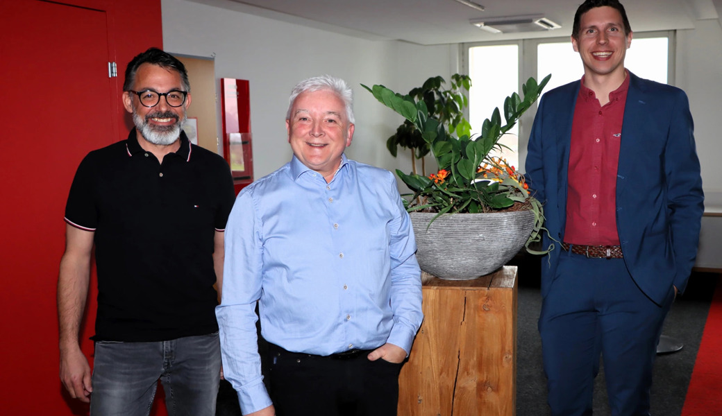 An der Delegiertenversammlung des Zweckverbands Rheintaler Binnenkanal im Rinova in Rebstein: Geschäftsführer Sascha Weder (v.l.), der scheidende Präsident Roland Wälter sowie sein Nachfolger Ralph Lehner freuen sich über die einstimmige Genehmigung aller Anträge.
