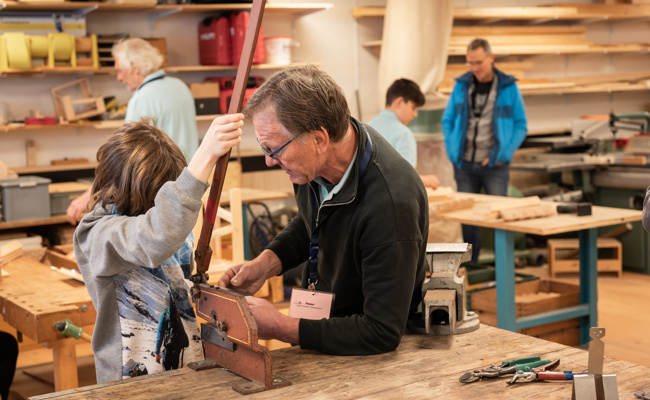 Funken sprühen, Holzspäne fallen: Brütwerk eröffnet neu