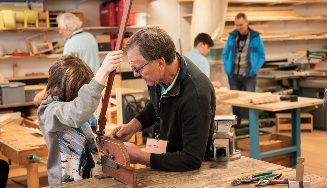 Jung und Alt widmeten sich der Tüftelei: Das Brütwerk im Schulhaus La Nave hat kürzlich die Wiedereröffnung gefeiert.