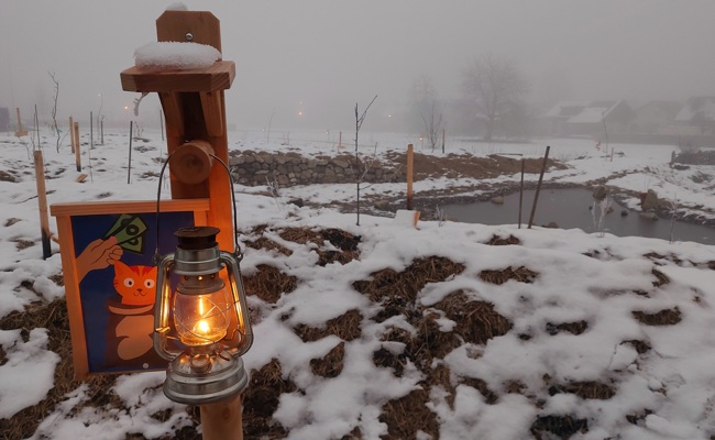 Ein zartes Licht weist im Nebel den Weg ins neue Jahr