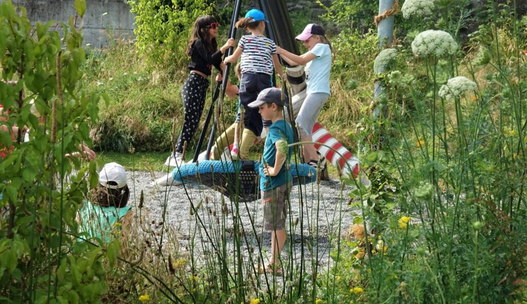  Spielgeräte, Sträucher und Pflanzen bilden ein harmonisches Ganzes. Bilder: Hanspeter Thurnherr
