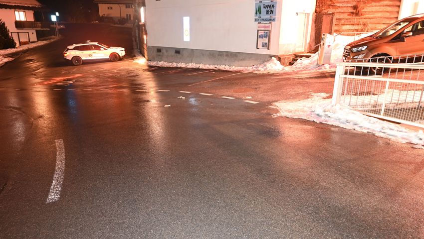 Das Auto fuhr talwärts, als es in der Linkskurve beim Hallenbad ins Rutschen kam.
