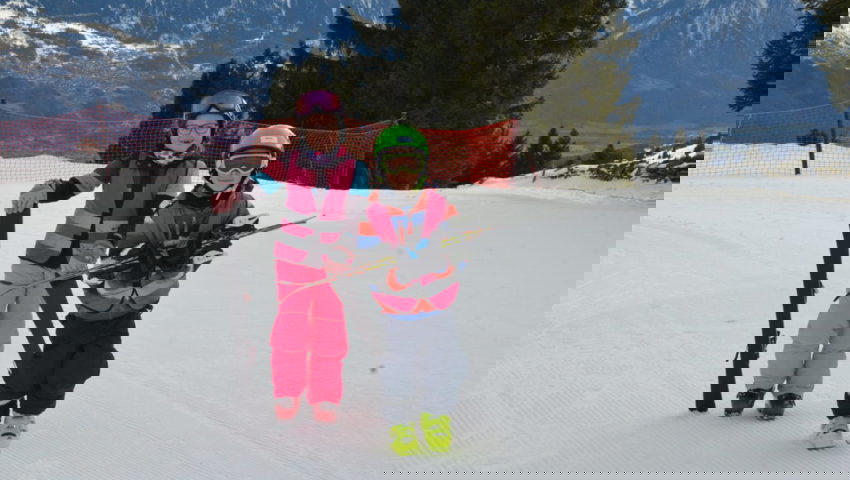  Zusammen mit ihrem Bruder Mike ist Mia das erste Mal beim Kinder-Skikurs dabei. 