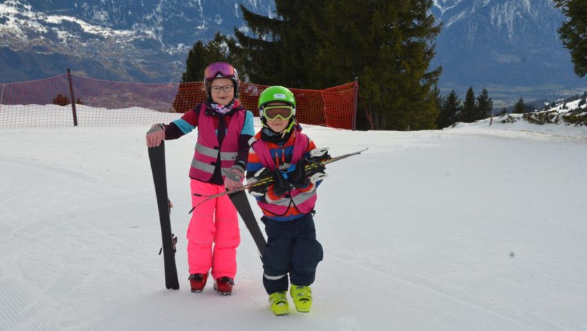 Zusammen mit ihrem Bruder Mike ist Mia das erste Mal beim Kinder-Skikurs dabei. Zusammen mit ihrem Bruder Mike ist Mia das erste Mal beim Kinder-Skikurs dabei.