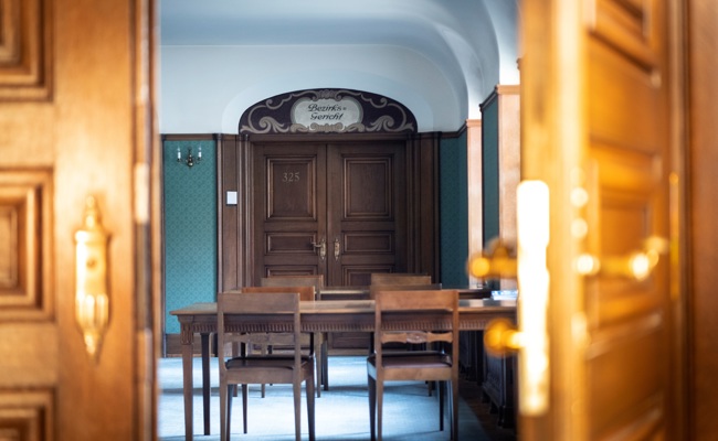 8159 Bilder und 160 Videos: Früherer Mitarbeiter einer Schule wegen Kinderpornos vor Gericht