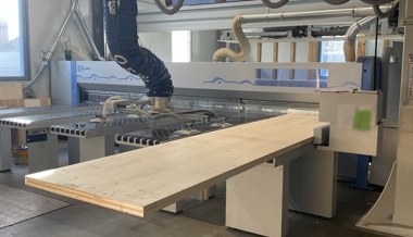 Arbeiter zwischen Stapler und Holzplatte eingeklemmt – verletzt