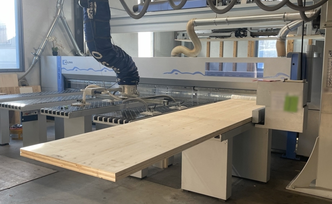 Arbeiter zwischen Stapler und Holzplatte eingeklemmt – verletzt