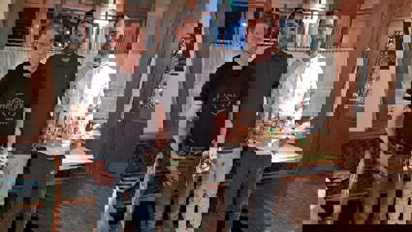 Emanuel Meier (Mitte) mit Edi Niedhart (links), der den Preis der Trainingsmeisterin Yvonne Niedhart entgegennahm und Simon Fontana, der bereits zehn Jahre im Verein ist.