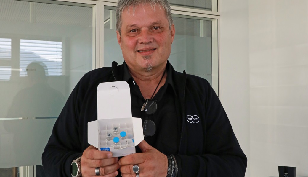 Claudio Festini (Körber Pharma Packaging AG) mit einer typischen Verpackungslösung.