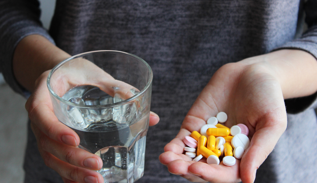 Frauen nehmen häufiger Medikamente als Männer