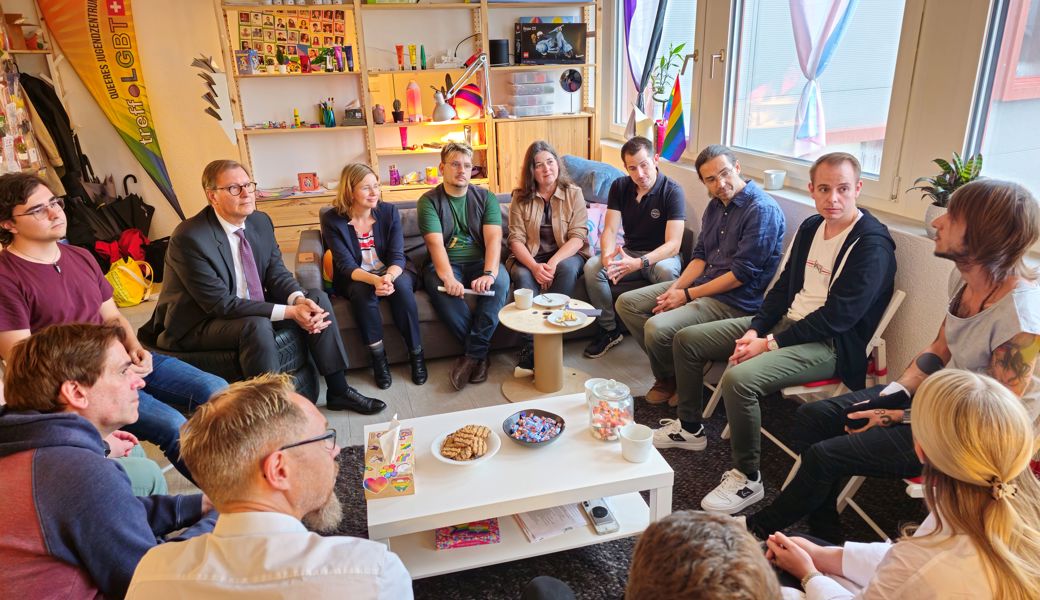 Der deutsche Botschafter Michael Flügger (oben links) lauscht den Erzählungen der Jugendlichen.