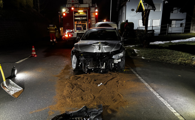 Frontal gegen Kandelaber gekracht