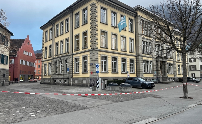 Fast 400 Personen evakuiert: Polizeieinsatz wegen Bombendrohung an Schule