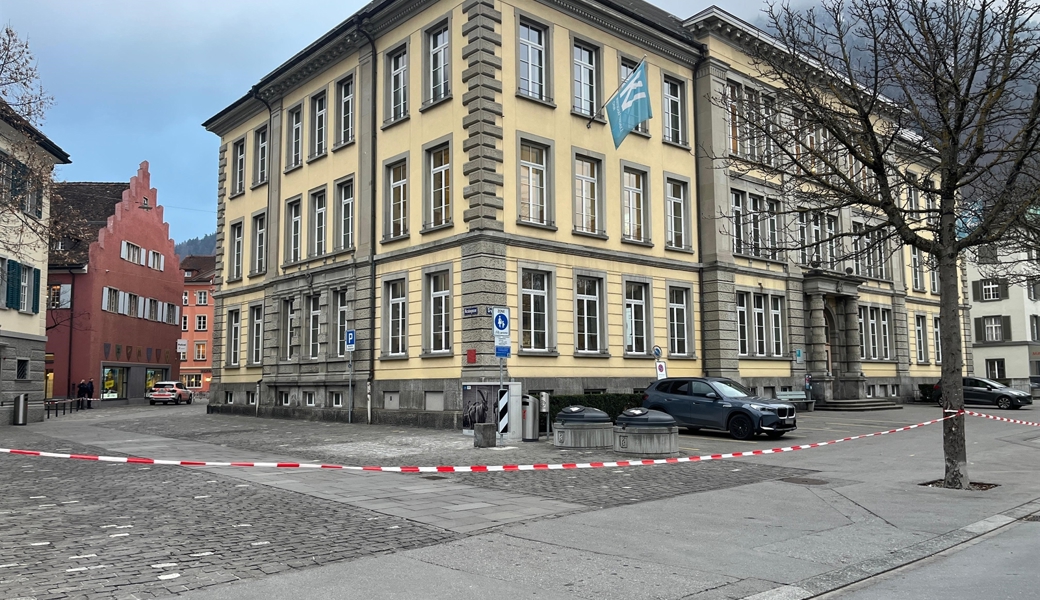KV-Schulhaus mit Absperrband an der Grabenstrasse in Chur. 