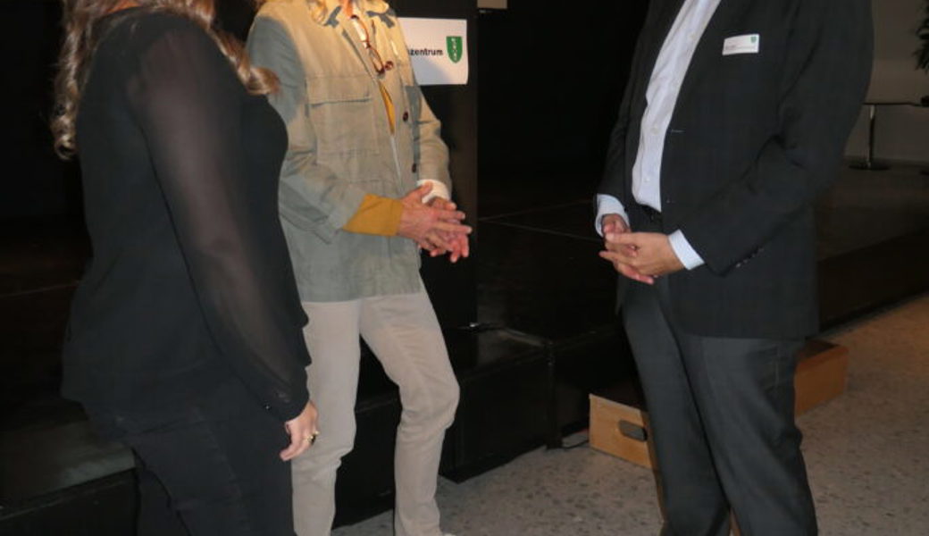  Prorektor Peter Keller-Giger am Elternabend im Gespräch mit zwei Lehrerinnen. 