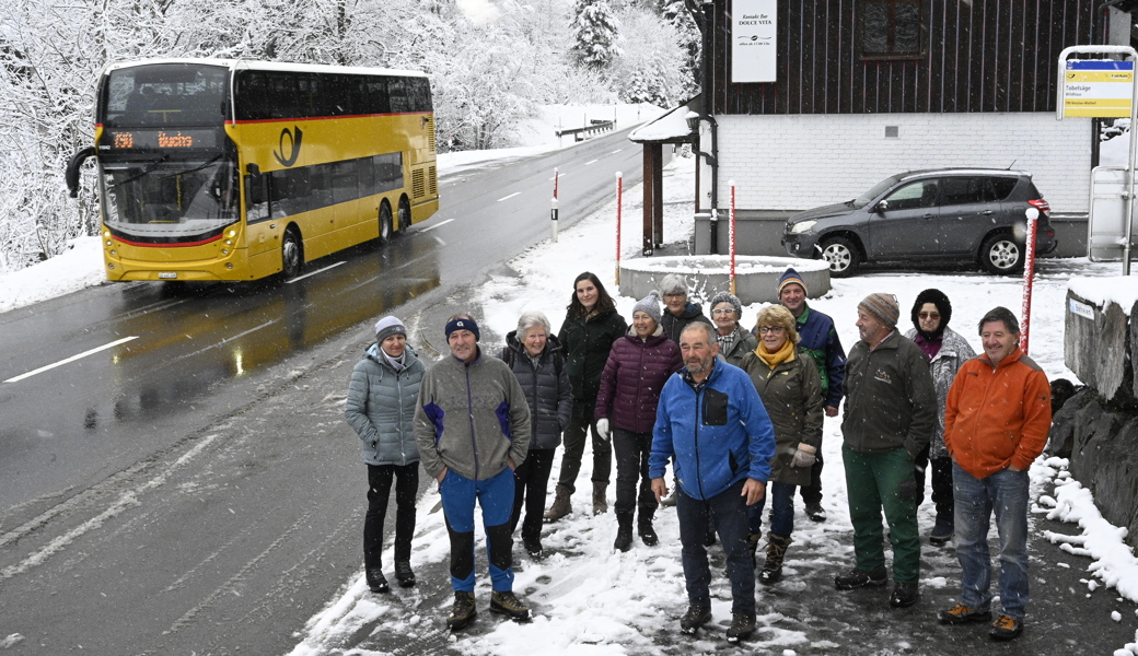 Anwohnerinnen und Anwohner aus einem weiten Umkreis wehren sich, unterstützt von Angehörigen und Befreundeten, gegen die Aufhebung der Haltestelle Tobelsäge: «Damit werden wir vom öffentlichen Verkehr abgehängt, obwohl nach wie vor alle halbe Stunde in beiden Richtungen ein Postauto vorbeifährt, das aber nicht mehr hält.» 