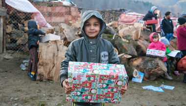 Schulmaterial, Spielzeug und Essen: Die Aktion Weihnachtspäckli für Osteuropa läuft