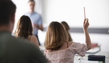 Zwei SVP-Kantonsräte stellen Fragen zur politischen Neutralität der St. Galler Schulen