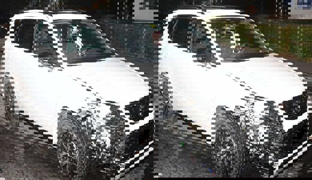 Das Fahrzug wurde beim Unfall beschädigt. 