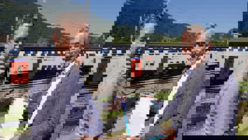  Im August übergab Andreas Wälti (links) stellvertretend für die IG Fährhütte den Antrag zur Erhaltung des Bahnprojekts an Andreas Bernold. 