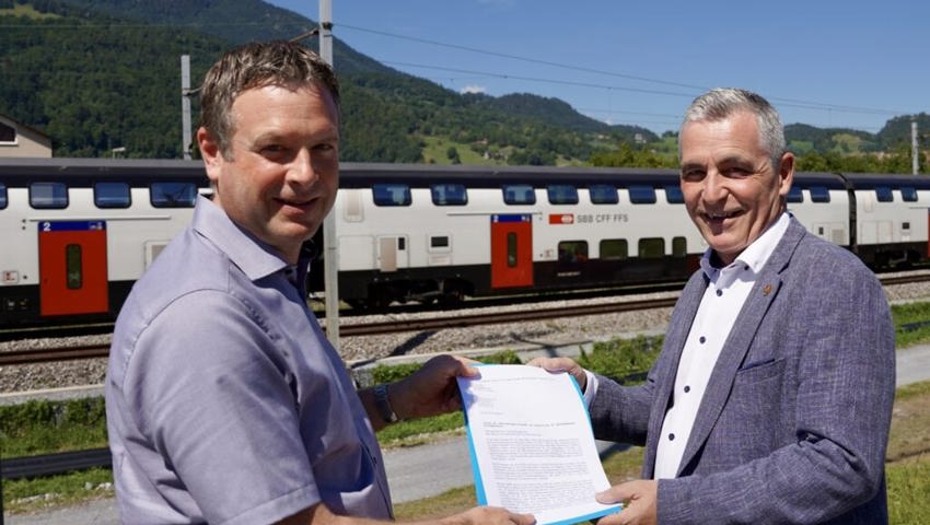  Im August übergab Andreas Wälti (links) stellvertretend für die IG Fährhütte den Antrag zur Erhaltung des Bahnprojekts an Andreas Bernold. 
