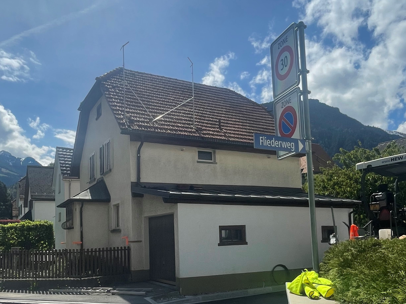 Leiter weggerutscht: Mann stürzt über drei Meter in die Tiefe