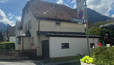 Leiter weggerutscht: Mann stürzt über drei Meter in die Tiefe