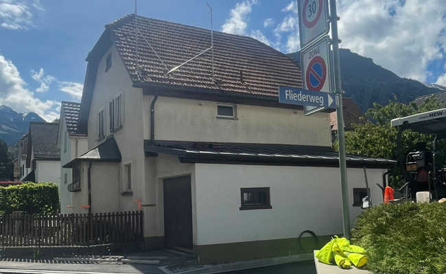 Leiter weggerutscht: Mann stürzt über drei Meter in die Tiefe