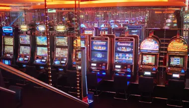 Ein maskierter Mann mit Waffe überfällt das Casino in Bregenz