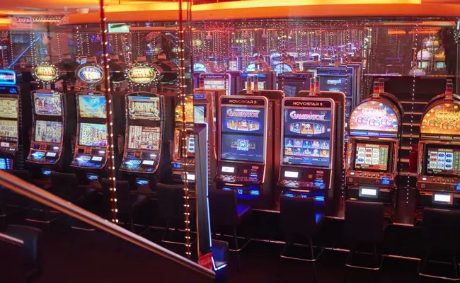 Ein maskierter Mann mit Waffe überfällt das Casino in Bregenz