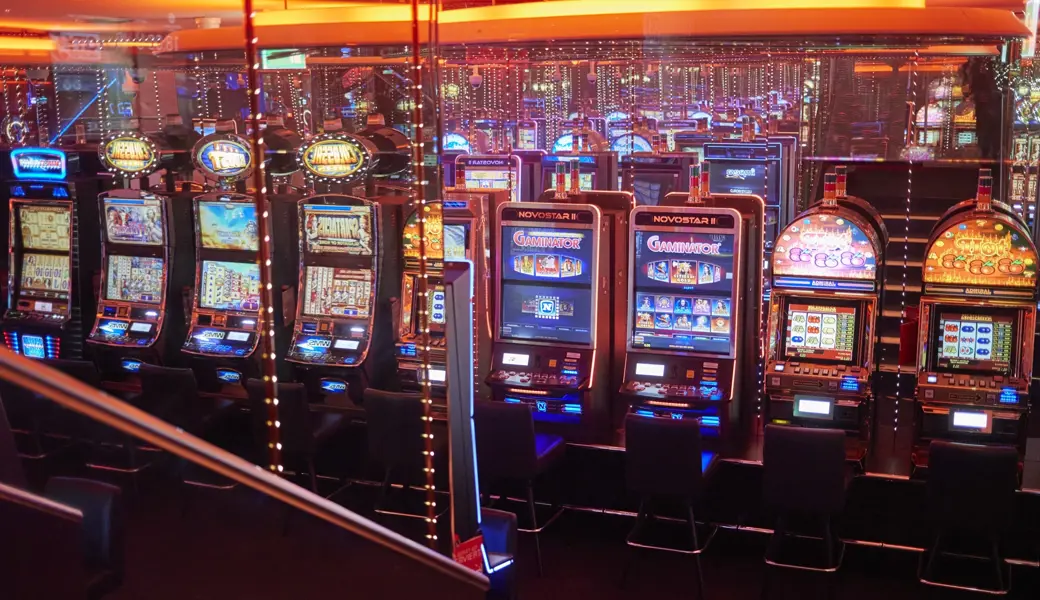 Der Täter erbeutete Bargeld im Casino.