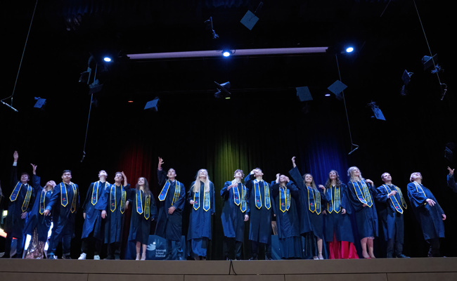 Roter Teppich und Diplome: Erfolgreicher Abschluss an der ISR