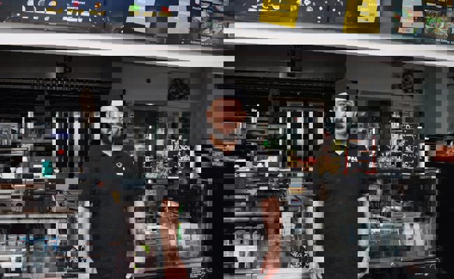 Vom Leid erschüttert: Selcuk Köse spendet am Mittwoch den Tagesumsatz seines Betriebs