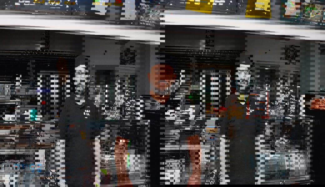  Spendet die gesamten Einnahmen des heutigen Tages : Selcuk Köse vom Palu Grill. 