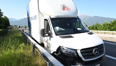 Sekundenschlaf auf A13 endet in Leitplanke