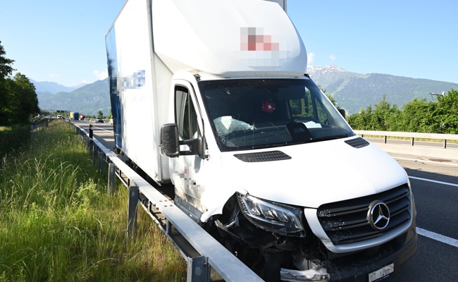 Sekundenschlaf auf A13 endet in Leitplanke