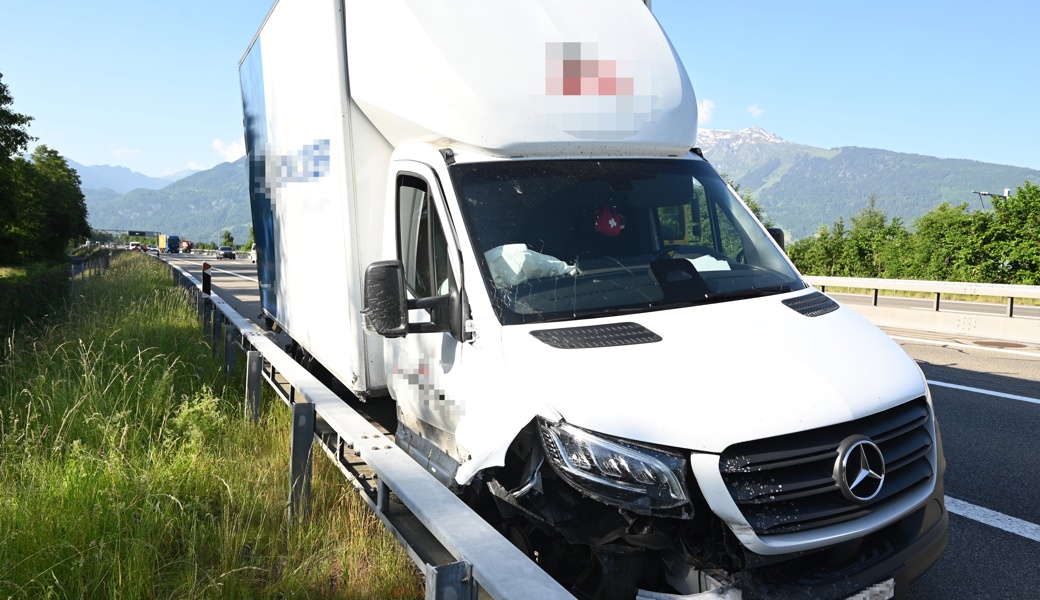Sekundenschlaf auf A13 endet in Leitplanke