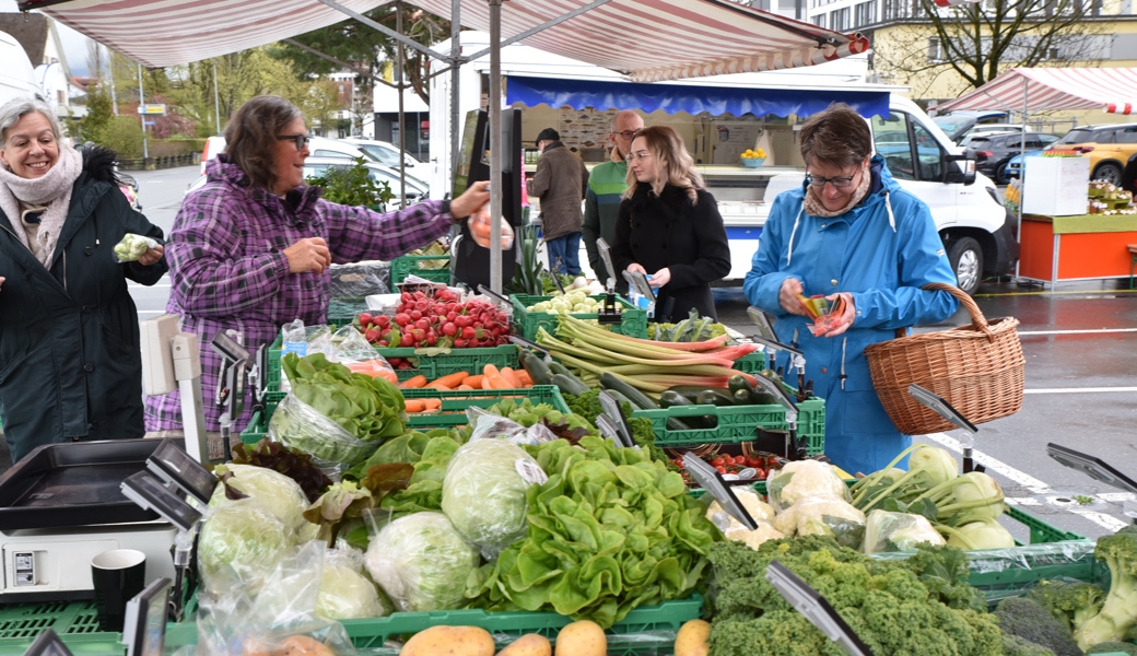 Der Gemüsestand ist einer der Publikumsmagnete am Buchser Freitagsmarkt.