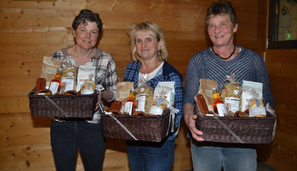  Drei der vier scheidenden OK-Frauen von Toggenburger Bauernmarkt, Bernadette Looser. Sybille Kläger und Maja Scherrer (von links) nehmen ihr Präsent persönlich entgegen. Bilder: Adi Lippuner