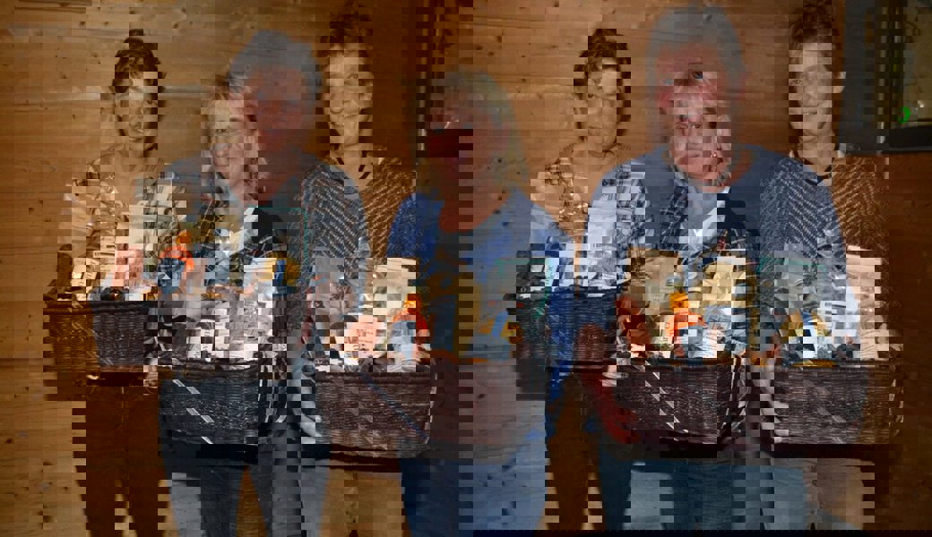  Drei der vier scheidenden OK-Frauen von Toggenburger Bauernmarkt, Bernadette Looser. Sybille Kläger und Maja Scherrer (von links) nehmen ihr Präsent persönlich entgegen. Bilder: Adi Lippuner