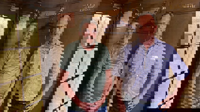  Kandidat Hanspeter Dürr (rechts) stellte sich an der HV der SP Wartau vor. 